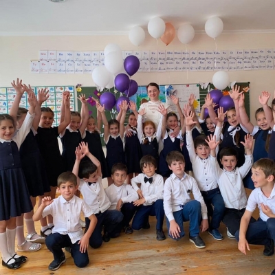 Поздравления с окончанием учащихся 1-х классов в школах района.